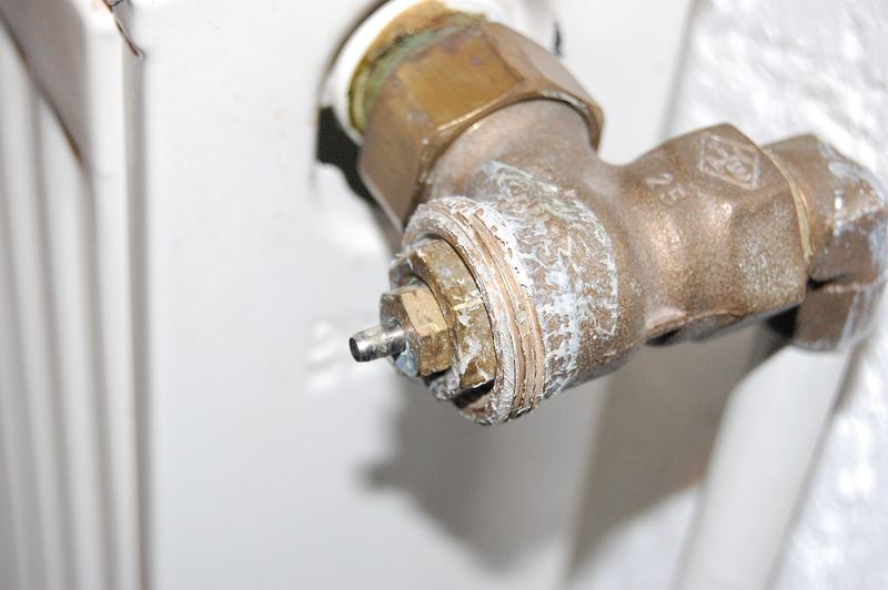Een oude messing radiatorkraan van dichtbij