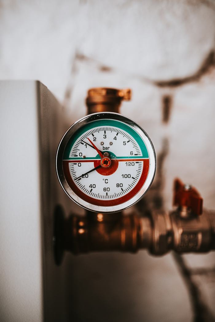Een manometer op een verwarmingsleiding